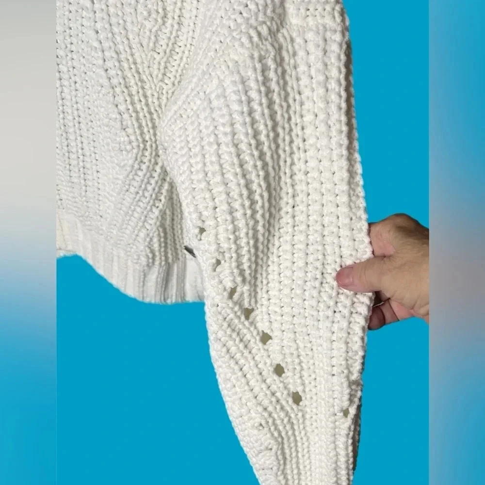 Hollister-Women's Knitted Mock Neck Sweater size XS.  Short sweater - Picture 6 of 6